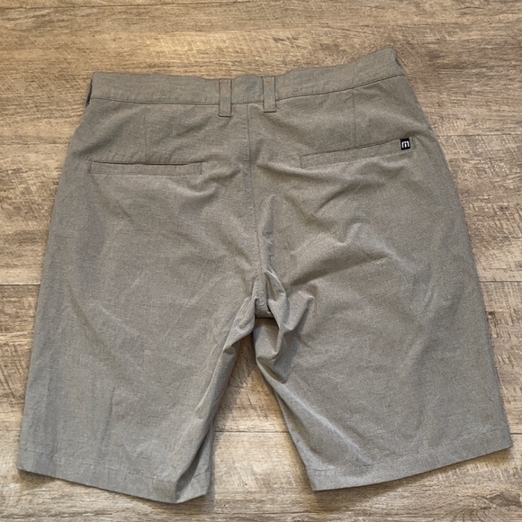 Travis Mathew Shorts Size 30 - Picture 6 of 6